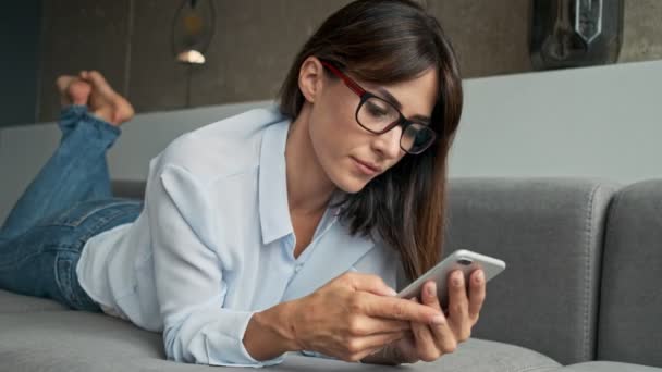 Šťastný Pěkný Mladý Obchod Žena Úsměvem Pomocí Smartphone Zatímco Ležel — Stock video