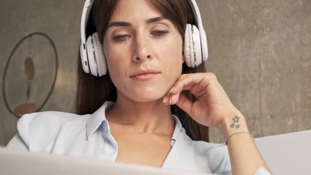 Закрыть Глаза Счастливую Молодую Бизнес Женщину Улыбающуюся Слушающую Аудиокнигу Беспроводными — стоковое видео