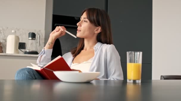 Mujer Joven Atractiva Reflexiva Tomando Notas Cuaderno Desayunando Mientras Está — Vídeo de stock