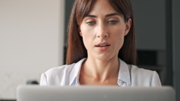 Charmig Söt Ung Affärskvinna Ler Och Arbetar Laptop Medan Sitter — Stockvideo