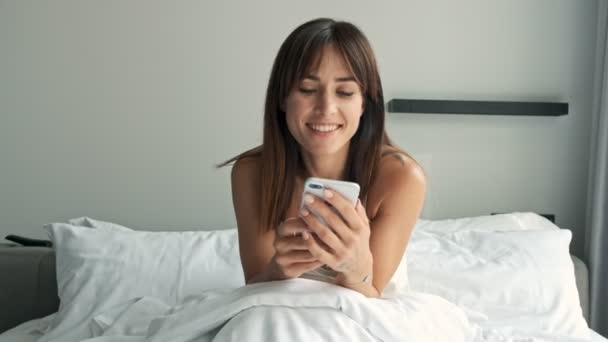 Joyeux Belle Jeune Femme Brune Utilisant Smartphone Tout Étant Assis — Video