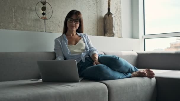 Feliz Bela Jovem Mulher Negócios Sorrindo Tornando Surpreso Usar Laptop — Vídeo de Stock