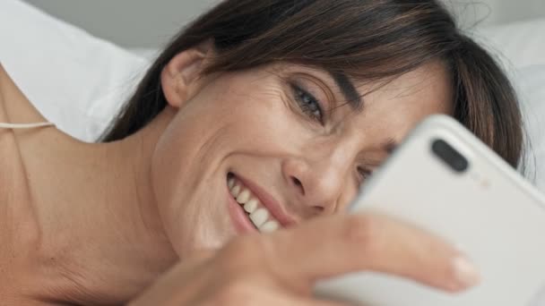 Vista Cortada Jovem Morena Alegre Sorrindo Usando Smartphone Enquanto Estava — Vídeo de Stock