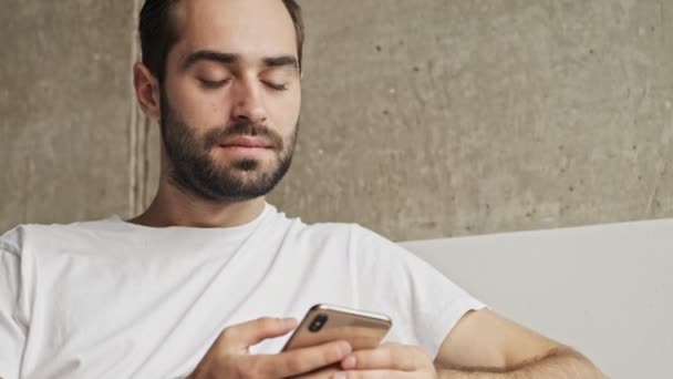 Närbild Vackra Allvarliga Unga Brunett Man Chatta Smartphone Medan Sitter — Stockvideo