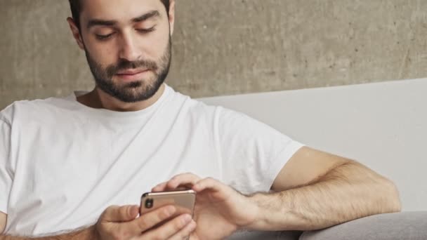 Detailní Pohled Roztomilé Veselý Mladý Brunet Muž Úsměvem Pomocí Smartphone — Stock video