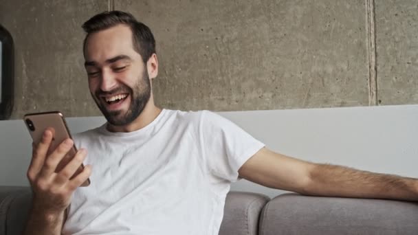 Vista Cerca Del Alegre Hombre Joven Morena Sonriendo Riendo Mientras — Vídeos de Stock