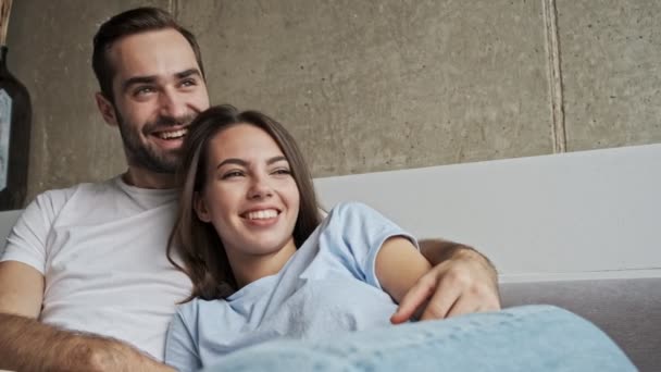 Feliz Sorrindo Jovem Casal Lindo Abraçando Olhando Para Janela Enquanto — Vídeo de Stock