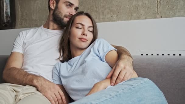 Bonito Calma Jovem Lindo Casal Abraçando Com Olhos Fechados Adormecer — Vídeo de Stock