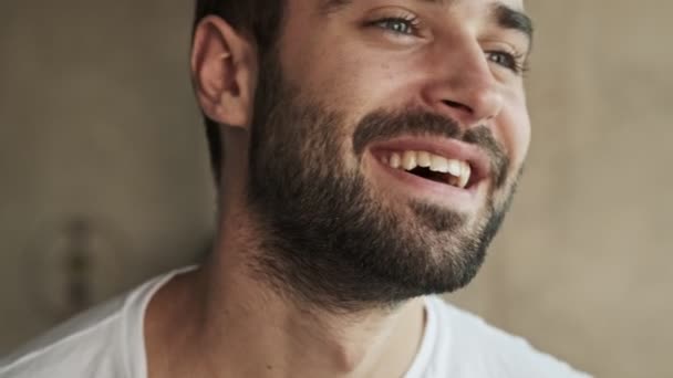 Nahaufnahme Eines Hübschen Glücklichen Jungen Brünetten Mannes Der Lächelt Während — Stockvideo