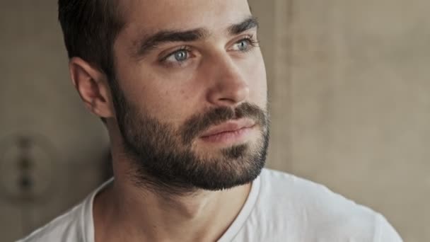 Vue Rapprochée Beau Jeune Homme Brunet Réfléchi Souriant Touchant Barbe — Video