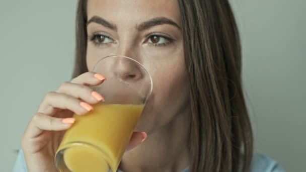 Vista Recortada Joven Morena Bastante Cansada Mirando Costado Bebiendo Jugo — Vídeos de Stock