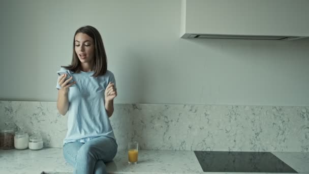 Linda Joven Morena Alegre Escuchando Música Con Auriculares Inalámbricos Teléfono — Vídeos de Stock