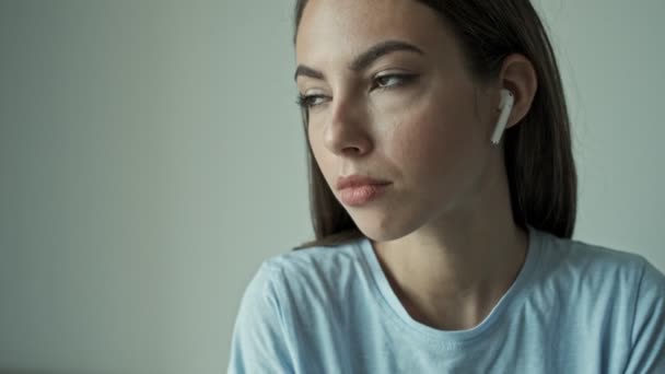 Σοβαρή Νεαρή Μελαχρινή Γυναίκα Ακούγοντας Μουσική Ακουστικά Και Κοιτάζοντας Στο — Αρχείο Βίντεο