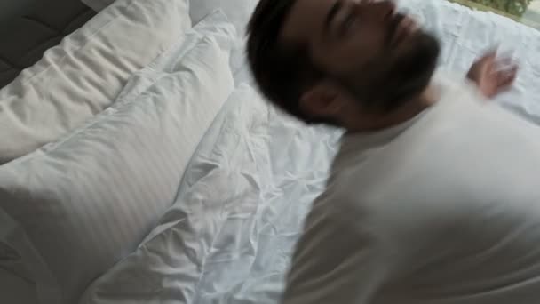 Güzel Neşeli Esmer Bir Adamın Evde Dinlenirken Yatağa Düşüşünün Üst — Stok video