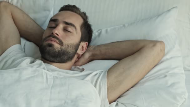 아름다운 브루넷 아침에 침대에 일어나 스트레칭하는 모습을 가까이 수있다 — 비디오