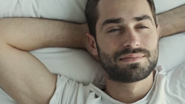 Vista Cerca Hermoso Hombre Morena Joven Reflexivo Sonriendo Mirando Hacia — Vídeos de Stock