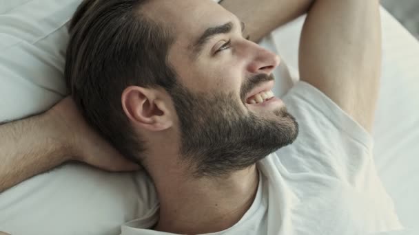 Vista Cerca Del Alegre Hombre Joven Morena Reflexivo Sonriendo Mirando — Vídeos de Stock