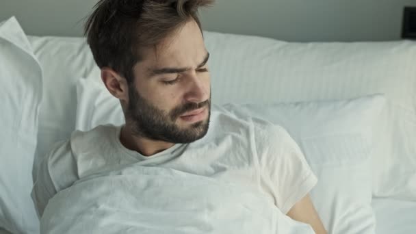 Hombre Morena Joven Disgustado Tratando Despertar Pero Quedarse Dormido Nuevo — Vídeo de stock