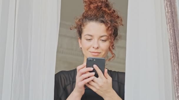 Veselá Krásná Mladá Zrzka Žena Hedvábném Županu Telefonem Smartphone Při — Stock video