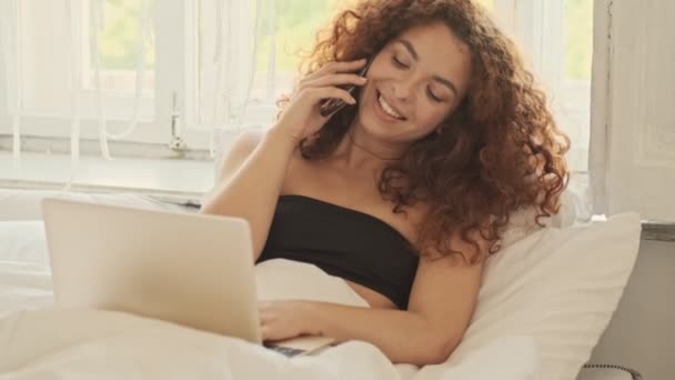 Feliz Bonito Jovem Ruiva Sutiã Esporte Preto Falando Smartphone Usando — Vídeo de Stock