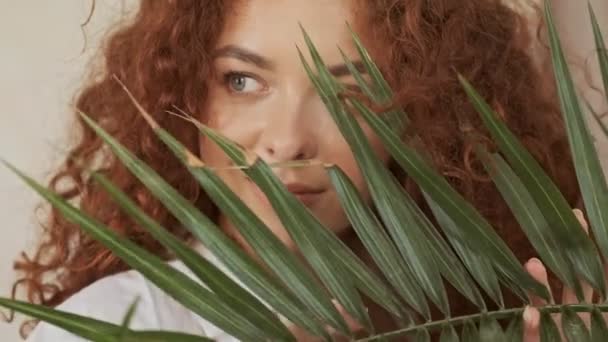 Vue Rapprochée Charmante Jeune Femme Rousse Chemise Blanche Souriante Touchante — Video