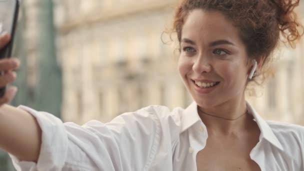 Vista Cerca Atractiva Joven Pelirroja Feliz Camisa Blanca Sonriendo Tomando — Vídeos de Stock