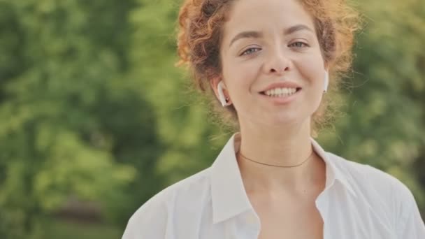 Atractiva Joven Pelirroja Contenta Camisa Blanca Sonriendo Escuchando Música Con — Vídeos de Stock