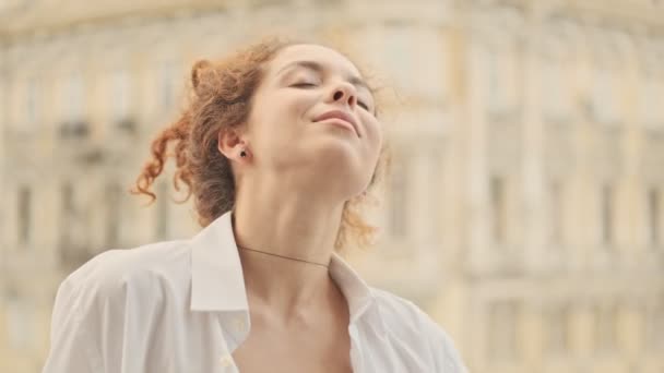 Encantadora Joven Pelirroja Confiada Camisa Blanca Bailando Coqueteando Mientras Mira — Vídeo de stock