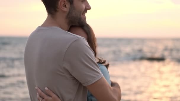 Vista Lateral Hermosa Joven Sonriente Pareja Encantadora Abrazándose Mientras Descansa — Vídeo de stock