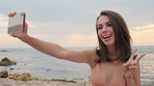 Atraente Jovem Morena Feliz Gestos Tirar Foto Selfie Smartphone Enquanto — Vídeo de Stock
