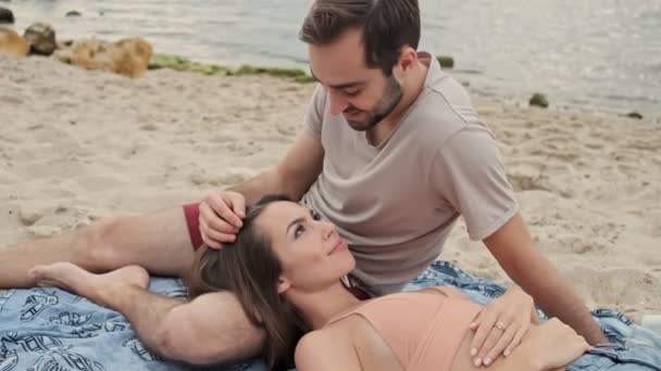 Jovem Atraente Deitada Sobre Pernas Seu Namorado Olhando Para Ele — Vídeo de Stock