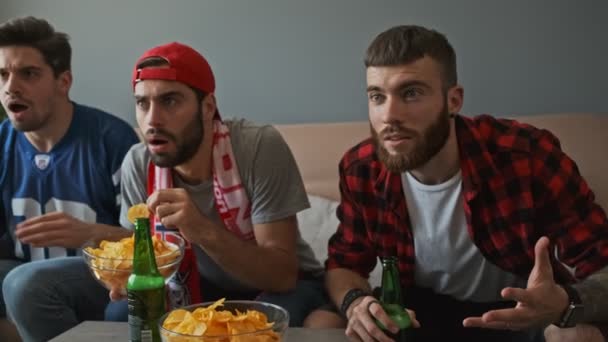 Три Шоковані Чоловіки Вболівальники Стурбовані Кричать Під Час Пиття Пива — стокове відео