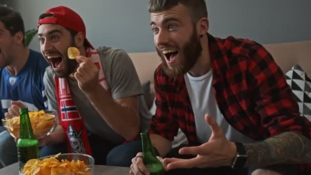 Três Homens Alegres Fãs Gritando Alegrando Enquanto Bebem Cerveja Assistem — Vídeo de Stock