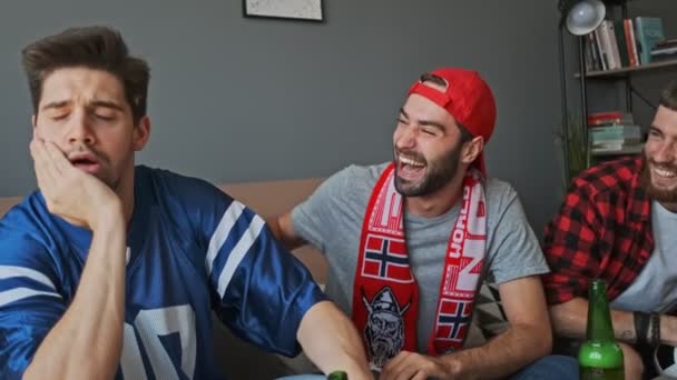 Dos Aficionados Fútbol Feliz Regocijándose Burlándose Amigo Que Tiene Triste — Vídeos de Stock