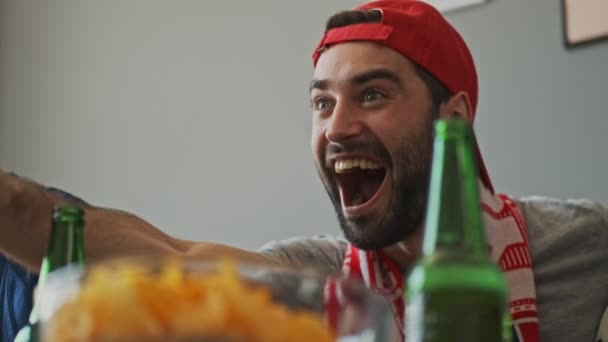 Fan Masculin Barbu Joyeux Portant Casquette Réjouissant Criant Tout Regardant — Video