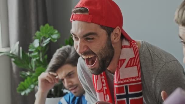 Två Nöjda Skäggiga Manliga Fans Jublar Och Skriker Medan Hans — Stockvideo