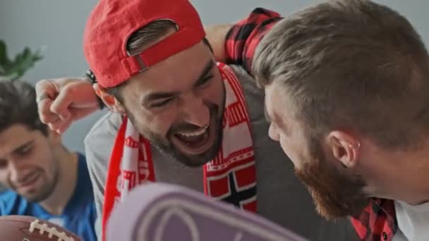 Två Glada Skäggiga Manliga Fans Jublar Och Skriker Medan Hans — Stockvideo