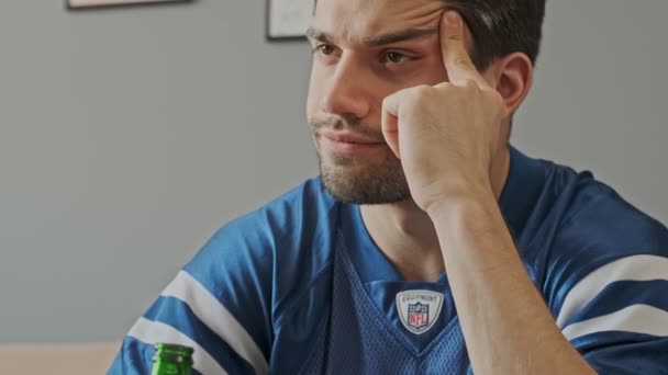 Vista Cerca Grave Disgustado Ventilador Masculino Viendo Juego Apartamento — Vídeo de stock