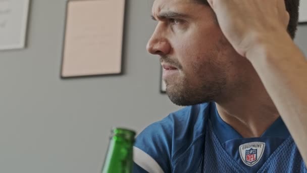 Close Uitzicht Van Boos Ontevreden Mannelijke Fan Kijken Spel Appartement — Stockvideo