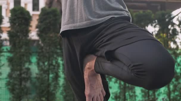 Vue Latérale Homme Chauve Calme Faisant Exercice Yoga Avec Geste — Video