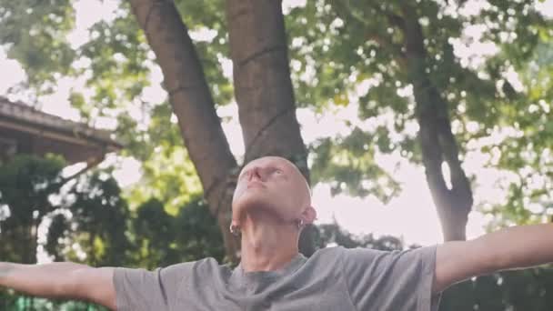 集中秃头男子在户外公园做瑜伽运动 并做祷告手势 — 图库视频影像