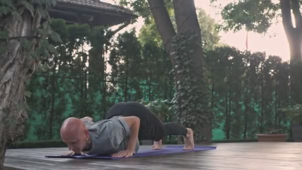 Hombre Calvo Enfocado Haciendo Ejercicio Yoga Estera Parque Aire Libre — Vídeos de Stock