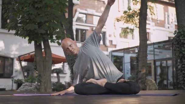 Pleased Handsome Bald Man Doying Yoga Exercise Mat Park Outdoors — Stock Video