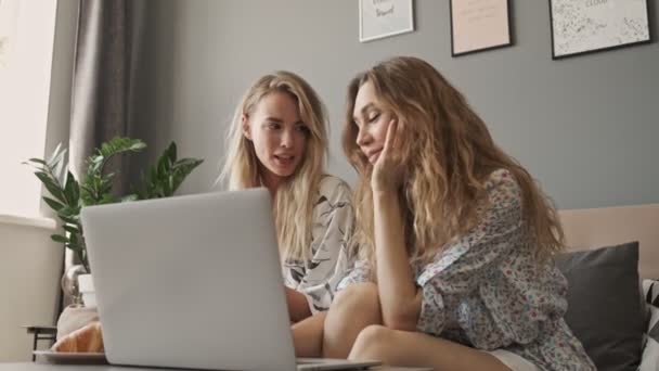 Duas Jovens Amigas Felizes Conversando Divertindo Com Computador Portátil Enquanto — Vídeo de Stock