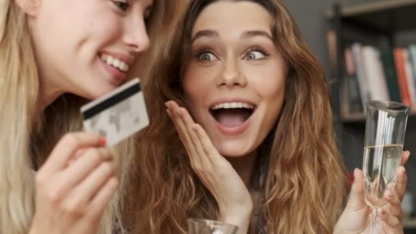 Duas Jovens Amigas Alegres Comemorando Algo Bebendo Champanhe Enquanto Sentam — Vídeo de Stock