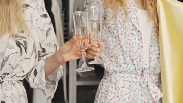 Cropped View Two Young Girls Friends Trying New Clothes Drinking — Stock Video