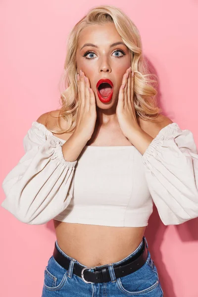 Imagen de primer plano de mujer rubia conmocionada con la boca abierta expresando — Foto de Stock