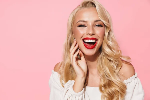 Immagine primo piano di bella donna felice con indosso rossetto rosso laug — Foto Stock