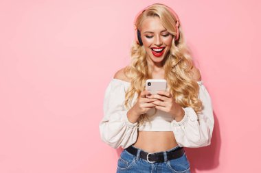 Kırmızı ruj sürmüş baştan çıkarıcı kadının resmi.