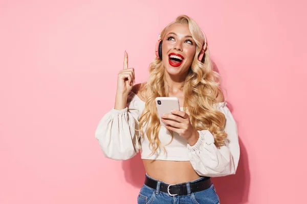 Afbeelding close-up van tevreden verleidelijke vrouw met rode lippenstift li — Stockfoto